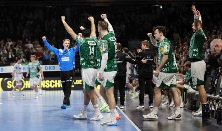 Füchse Mannschaft jubelt nach Spielende Freude Emotion Jubel Handball HBL Bundesliga Herren 19. Spieltag Saison 2025 2026 27.12.2025 Füchse Berlin vs Frisch Auf Göppingen