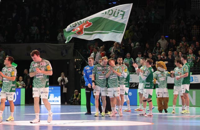 Füchse Mannschaft jubelt nach Spielende Freude Emotion Jubel Handball HBL Bundesliga Herren 19. Spieltag Saison 2025 2026 27.12.2025 Füchse Berlin vs Frisch Auf Göppingen