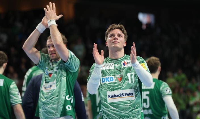 Max Darj, Nils Lichtlein, Füchse Mannschaft jubelt nach Spielende Freude Emotion Jubel Handball HBL Bundesliga Herren 19. Spieltag Saison 2025 2026 27.12.2025 Füchse Berlin vs Frisch Auf Göppingen