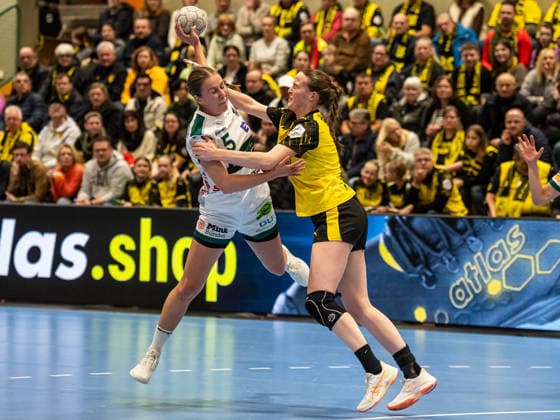 Ann Kynast (Frisch Auf Frauen, 05) im Zweikampf, Borussia Dortmund vs. Frisch Auf Goeppingen, Handball, 1. Bundesliga, Spielzeit 2025 2026, 27.12.2025 Borussia Dortmund vs. Frisch Auf Goeppingen, Handball, 1. Bundesliga, Spielzeit 2025 2026, 27.12.2025 Dortmund Copyright: xMichaelxSchmidt Eibner-Pressefotx EP_MST