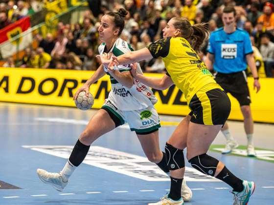 Stephanie Elies (Frisch Auf Frauen, 63) im Zweikampf mit Guro Nestaker (Borussia Dortmund, 33), Borussia Dortmund vs. Frisch Auf Goeppingen, Handball, 1. Bundesliga, Spielzeit 2025 2026, 27.12.2025 Borussia Dortmund vs. Frisch Auf Goeppingen, Handball, 1. Bundesliga, Spielzeit 2025 2026, 27.12.2025 Dortmund Copyright: xMichaelxSchmidt Eibner-Pressefotx EP_MST