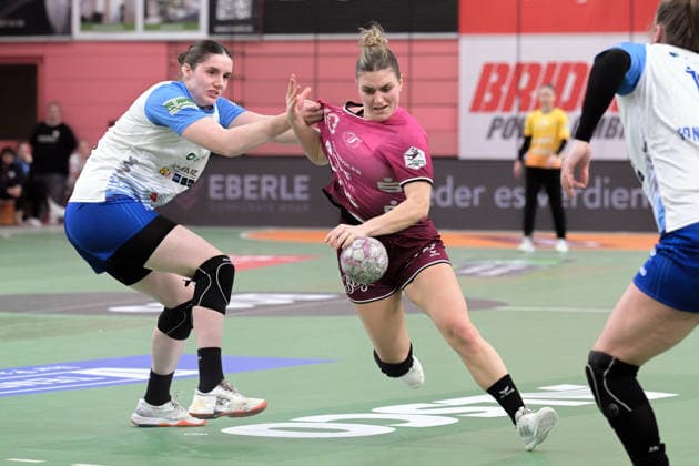 Nele Franz (TusSies Metzingen, 10) gegen Merle Albers Union Neckarsulm, 39) TusSies Metzingen vs. Sport-Union Neckarsulm, Handball, Alsco HBF, 9.Ligaspieltag, Saison 2025 2026, 27.12.2025 TusSies Metzingen vs. Sport-Union Neckarsulm, Handball, Alsco HBF, 9.Ligaspieltag, Saison 2025 2026, 27.12.2025 Tuebingen Copyright: xEibner-Pressefoto TobiasxBaurx EP_TBR