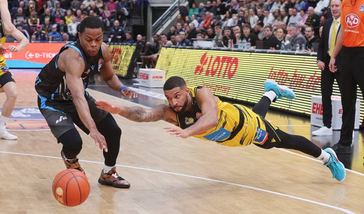 Ludwigsburg , easyCredit Basketball Bundesliga MHP Riesen Ludwigsburg vs. Science City Jena , von links: Eric Washington ( Jena ) Darnell Edge ( Riesen )