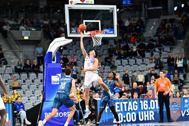 RECORD DATE NOT STATED Spielaktion mit Samuell Williamson (10; MLP Academics Heidelberg), 0; Telekom Baskets Bonn und Jorge Mejias Sanchez (10; Telekom Baskets Bonn) Spielaktion mit Samuell Williamson (10; MLP Academics Heidelberg) am Korb Copyright: xMichaelxGelhardtx