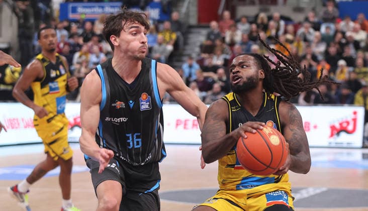 Ludwigsburg , easyCredit Basketball Bundesliga MHP Riesen Ludwigsburg vs. Science City Jena , von links: Kristofer Krause ( Jena ) Tray Buchanan ( Riesen )