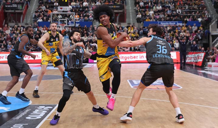 Ludwigsburg , easyCredit Basketball Bundesliga MHP Riesen Ludwigsburg vs. Science City Jena , von links: Tavian Dunn-Martin ( Jena ) Stefan Smith ( Riesen ) Eric Washington ( Jena )