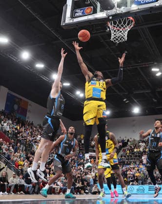 Ludwigsburg , easyCredit Basketball Bundesliga MHP Riesen Ludwigsburg vs. Science City Jena , von links: Lorenz Bank ( Jena ) Yorman Polas Bartolo ( Riesen )