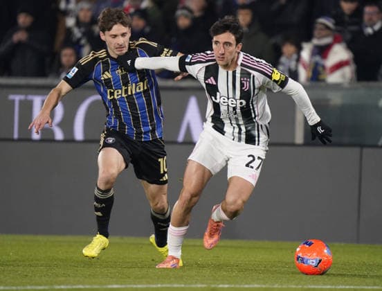 Juventus™ Andrea Cambiaso fight for the ball with Pisa™s Matteo Tramoni during the Serie A soccer match between Pisa and Juventus at the ACetilar Arena stadium Romeo Anconetani in Pisa, center of Italy - Saturday , December 27, 2025. - Soccer  Copyright: xMarcoxBucco LaxPressex