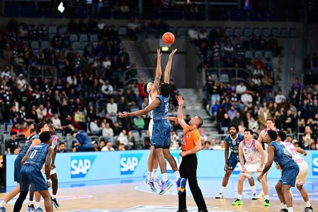 RECORD DATE NOT STATED Spielaktion mit Marcus Weathers (00; MLP Academics Heidelberg) und Patrick Heckmann (33; Telekom Baskets Bonn) Spielaktion mit Marcus Weathers (00; MLP Academics Heidelberg) und Patrick Heckmann (33; Telekom Baskets Bonn) Copyright: xMichaelxGelhardtx