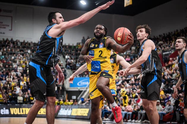 Tray Buchanan (MHP RIESEN Ludwigsburg, 02) vs. Alex Herrera (Science City Jena, 41), li. und Kristofer Krause (Science City Jena, 36), re. GER, MHP Riesen Ludwigsburg - Science City Jena, easycredit BBL, Basketball, Bundesliga, 12. Spieltag, Spielzeit 2025 2026, 27.12.2025 GER, MHP Riesen Ludwigsburg - Science City Jena, easycredit BBL, Basketball, Bundesliga, 12. Spieltag, Spielzeit 2025 2026, 27.12.2025 Ludwigsburg Copyright: xSandyxDinkelackerx EP_SDR