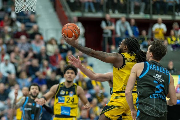 Brandon Tischler (MHP RIESEN Ludwigsburg, 24), Traveon Buchanan (MHP RIESEN Ludwigsburg, 02), Kristofer Krause (Science City Jena, 36), GER, MHP RIESEN Ludwigsburg vs. Science City Jena, easycredit BBL, Basketball, Bundesliga, 12. Spieltag, Spielzeit 2025 2026, 27.12.2025, GER, MHP RIESEN Ludwigsburg vs. Science City Jena, easycredit BBL, Basketball, Bundesliga, 12. Spieltag, Spielzeit 2025 2026, 27.12.2025 Ludwigsburg Copyright: xEibner-Pressefoto SaschaxWaltherx EP_EER