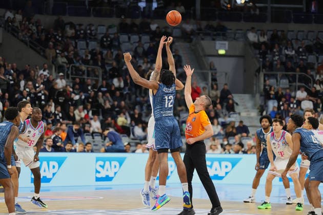 Spielbeginn Osun Osunniyi (MLP Academics Heidelberg, 12) holt sich den Ball. GER, MLP Academics Heidelberg vs. Telekom Baskets Bonn, Basketball, easycredit Basketball Bundesliga, 12.Spieltag, Saison, 2025 2026, 27.12.2025 GER, MLP Academics Heidelberg vs. Telekom Baskets Bonn, Basketball, easycredit Basketball Bundesliga, 12.Spieltag, Saison, 2025 2026, 27.12.2025 Mannheim Copyright: xEibner-Pressefoto JoergxHirschx EP_JHH