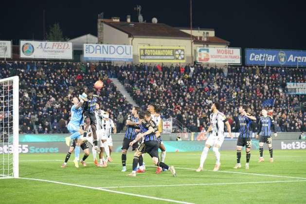 Pisa s Juan Quadrado Makes an attempt to score....During the Serie A soccer match between Pisa and Juventus at the Cetilar Arena Romeo Anconetani Stadium in Pisa; Center West Italy; saturday Dicember 27; 2025 ; Soccer  Copyright: x AlessandroxLaxRoccax