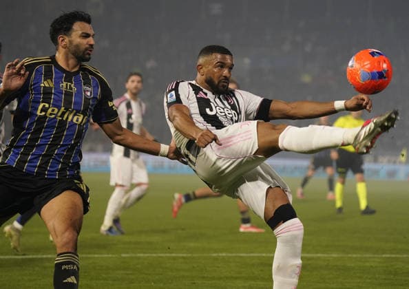 Juventus™ Lloyd Kelly fight for the ball with Pisa™s Mehdi Leris during the Serie A soccer match between Pisa and Juventus at the ACetilar Arena stadium Romeo Anconetani in Pisa, center of Italy - Saturday , December 27, 2025. - Soccer  Copyright: xMarcoxBucco LaxPressex