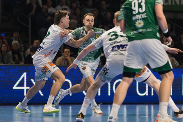 Mathias GIDSEL (Fuechse Berlin, 19) im Zweikampf gegen Victor KLOEVE (FRISCH AUF! Goeppingen, 07) GER, Fuechse Berlin vs. FRISCH AUF! Goeppingen, Handball, Bundesliga, 19. Spieltag, Spielzeit 2025 2026, 27.12.2025, GER, Fuechse Berlin vs. FRISCH AUF! Goeppingen, Handball, Bundesliga, 19. Spieltag, Spielzeit 2025 2026, 27.12.2025, Berlin Copyright: xEibnerxPressefoto OliverxSchmidtx EP_OST
