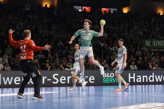 Hakun West AV TEIGUM (Fuechse Berlin, 34) erzielt ein Tor, Aktion, Torwurf GER, Fuechse Berlin vs. FRISCH AUF! Goeppingen, Handball, Bundesliga, 19. Spieltag, Spielzeit 2025 2026, 27.12.2025, GER, Fuechse Berlin vs. FRISCH AUF! Goeppingen, Handball, Bundesliga, 19. Spieltag, Spielzeit 2025 2026, 27.12.2025, Berlin Copyright: xEibnerxPressefoto OliverxSchmidtx EP_OST