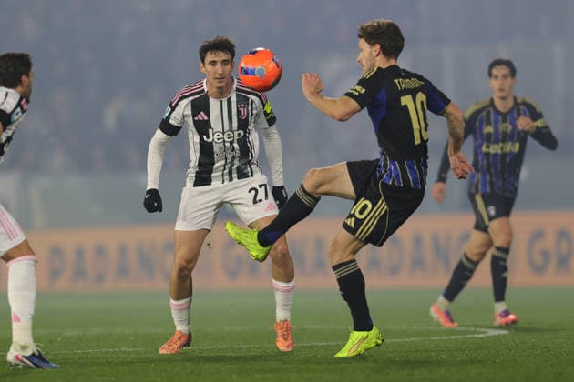 Pisa S.C. v Juventus FC - Campionato Serie A Matteo Tramoni of Pisa SC and Andrea Cambiaso of Juventus FC ,battle for the ball during the Italian Serie A football match between Pisa S.C. and Juventus FC ,on December 27 ,2025 at the Arena Garibaldi-Romeo Anconetani Stadium in Pisa. Pisa PI Italy  Copyright: xAndreaxMartinix originalFilename:martini-pisascvj251227_npzeA.jpg