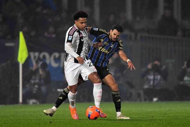 Foto IPP Giacomo Morini Pisa 27 12 2025 Campionato di calcio di serie A 2025 2026 Pisa Sc vs Juventus Fc. nella foto: Weston McKennie contrastato da Mehdi Léris. italy ITALY  Copyright: xR4924_italyphotopressx