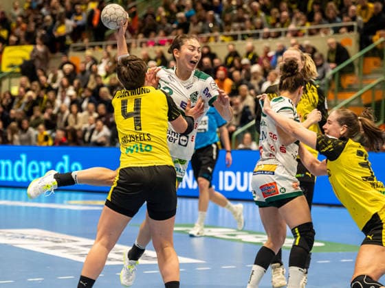 Haruno Sasaki (Frisch Auf Frauen, 32) im Zweikampf mit Alina Grijseels (Borussia Dortmund, 04), Borussia Dortmund vs. Frisch Auf Goeppingen, Handball, 1. Bundesliga, Spielzeit 2025 2026, 27.12.2025 Borussia Dortmund vs. Frisch Auf Goeppingen, Handball, 1. Bundesliga, Spielzeit 2025 2026, 27.12.2025 Dortmund Copyright: xMichaelxSchmidt Eibner-Pressefotx EP_MST