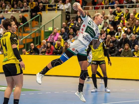 Luisa Schulze (Frisch Auf Frauen, 33) kommt am Kreis frei zum Wurf, Borussia Dortmund vs. Frisch Auf Goeppingen, Handball, 1. Bundesliga, Spielzeit 2025 2026, 27.12.2025 Borussia Dortmund vs. Frisch Auf Goeppingen, Handball, 1. Bundesliga, Spielzeit 2025 2026, 27.12.2025 Dortmund Copyright: xMichaelxSchmidt Eibner-Pressefotx EP_MST