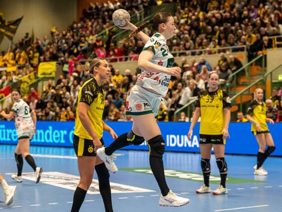 Luisa Scherer (Frisch Auf Frauen, 24) springt weit in den Kreis, Borussia Dortmund vs. Frisch Auf Goeppingen, Handball, 1. Bundesliga, Spielzeit 2025 2026, 27.12.2025 Borussia Dortmund vs. Frisch Auf Goeppingen, Handball, 1. Bundesliga, Spielzeit 2025 2026, 27.12.2025 Dortmund Copyright: xMichaelxSchmidt Eibner-Pressefotx EP_MST