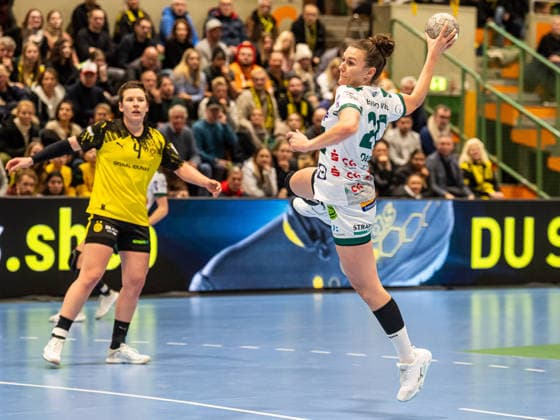 Louisa de Bellis (Frisch Auf Frauen, 20) kommt am Kreis frei zum Wurf, Borussia Dortmund vs. Frisch Auf Goeppingen, Handball, 1. Bundesliga, Spielzeit 2025 2026, 27.12.2025 Borussia Dortmund vs. Frisch Auf Goeppingen, Handball, 1. Bundesliga, Spielzeit 2025 2026, 27.12.2025 Dortmund Copyright: xMichaelxSchmidt Eibner-Pressefotx EP_MST
