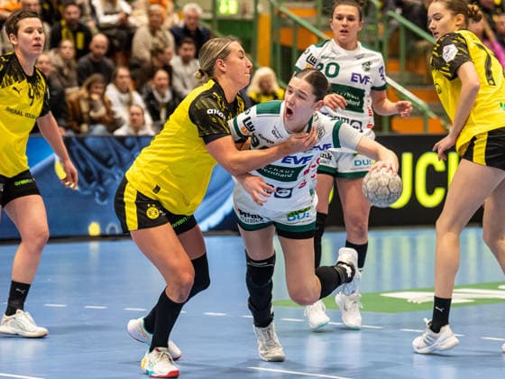 Lara Daeuble (Frisch Auf Frauen, 95) im Zweikampf mit Dana Bleckmann (Borussia Dortmund, 66), Borussia Dortmund vs. Frisch Auf Goeppingen, Handball, 1. Bundesliga, Spielzeit 2025 2026, 27.12.2025 Borussia Dortmund vs. Frisch Auf Goeppingen, Handball, 1. Bundesliga, Spielzeit 2025 2026, 27.12.2025 Dortmund Copyright: xMichaelxSchmidt Eibner-Pressefotx EP_MST
