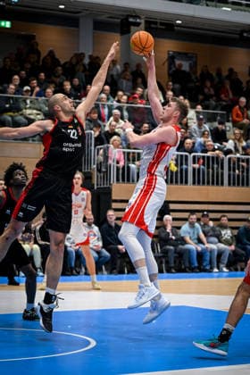 Barmer 2. Basketball Bundesliga ProA: Rheinstars Köln vs. Bayer Giants Leverkusen, 27.12.2025 Dennis Heinzmann (Bayer Giants Leverkusen 22), Björn Rohwer (RheinStarsKöln 15), Barmer 2. Basketball Bundesliga ProA: Rheinstars Köln vs. Bayer Giants Leverkusen am 27.12.2025 in der Castello Düsseldorf in Düsseldorf (Nordrhein-Westfalen) Copyright: xBEAUTIFULxSPORTS Mueller-Laschetx