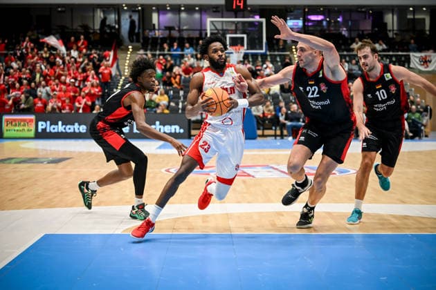 Barmer 2. Basketball Bundesliga ProA: Rheinstars Köln vs. Bayer Giants Leverkusen, 27.12.2025 Michael Jordan Miller (RheinStarsKöln 23), Dennis Heinzmann (Bayer Giants Leverkusen 22), Barmer 2. Basketball Bundesliga ProA: Rheinstars Köln vs. Bayer Giants Leverkusen am 27.12.2025 in der Castello Düsseldorf in Düsseldorf (Nordrhein-Westfalen) Copyright: xBEAUTIFULxSPORTS Mueller-Laschetx