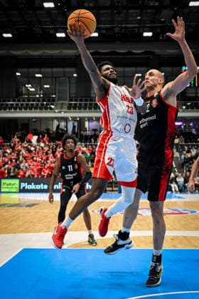 Barmer 2. Basketball Bundesliga ProA: Rheinstars Köln vs. Bayer Giants Leverkusen, 27.12.2025 Michael Jordan Miller (RheinStarsKöln 23), Dennis Heinzmann (Bayer Giants Leverkusen 22), Barmer 2. Basketball Bundesliga ProA: Rheinstars Köln vs. Bayer Giants Leverkusen am 27.12.2025 in der Castello Düsseldorf in Düsseldorf (Nordrhein-Westfalen) Copyright: xBEAUTIFULxSPORTS Mueller-Laschetx