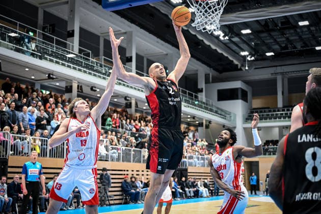 Barmer 2. Basketball Bundesliga ProA: Rheinstars Köln vs. Bayer Giants Leverkusen, 27.12.2025 Adam John Paige (RheinStarsKöln 13), , Dennis Heinzmann (Bayer Giants Leverkusen 22), Barmer 2. Basketball Bundesliga ProA: Rheinstars Köln vs. Bayer Giants Leverkusen am 27.12.2025 in der Castello Düsseldorf in Düsseldorf (Nordrhein-Westfalen) Copyright: xBEAUTIFULxSPORTS Mueller-Laschetx