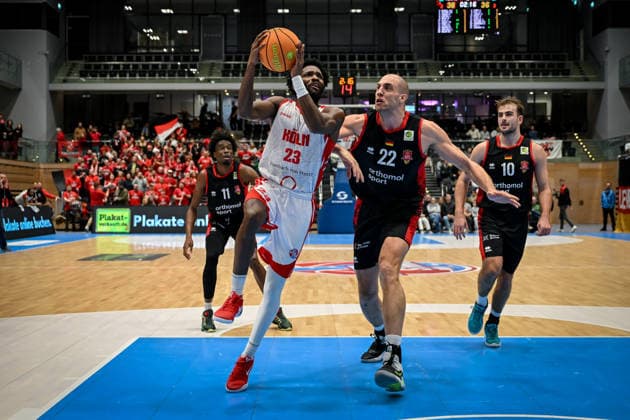 Barmer 2. Basketball Bundesliga ProA: Rheinstars Köln vs. Bayer Giants Leverkusen, 27.12.2025 Michael Jordan Miller (RheinStarsKöln 23), , Dennis Heinzmann (Bayer Giants Leverkusen 22), Barmer 2. Basketball Bundesliga ProA: Rheinstars Köln vs. Bayer Giants Leverkusen am 27.12.2025 in der Castello Düsseldorf in Düsseldorf (Nordrhein-Westfalen) Copyright: xBEAUTIFULxSPORTS Mueller-Laschetx