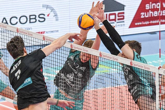 v.li.: Yoan David (TSV Haching, 7) schmettert den Ball, Aktion, Action, Spielszene, 27.12.2025, Düren (Deutschland), Volleyball, 1. Bundesliga Männer, SWD Powervolleys Düren - TSV Haching München