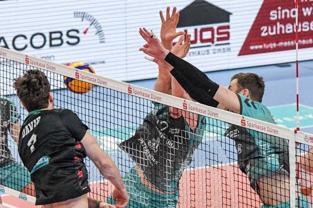 Die Spieler von den Powervolleys Düren mit missglücktem Block gegen Yoan David (TSV Haching, 7), Aktion, Action, Spielszene, 27.12.2025, Düren (Deutschland), Volleyball, 1. Bundesliga Männer, SWD Powervolleys Düren - TSV Haching München