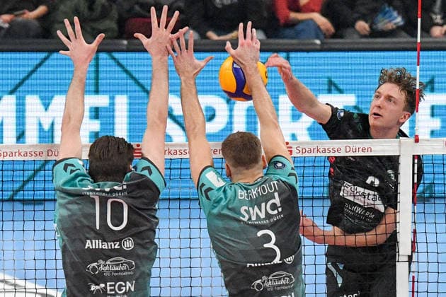 v.li.: Petteri Samuli Tyynismaa (Powervolleys Düren, 10), Joris Benjamin Berkhout (Powervolleys Düren, 3) bei der Blockbildung, , 27.12.2025, Düren (Deutschland), Volleyball, 1. Bundesliga Männer, SWD Powervolleys Düren - TSV Haching München