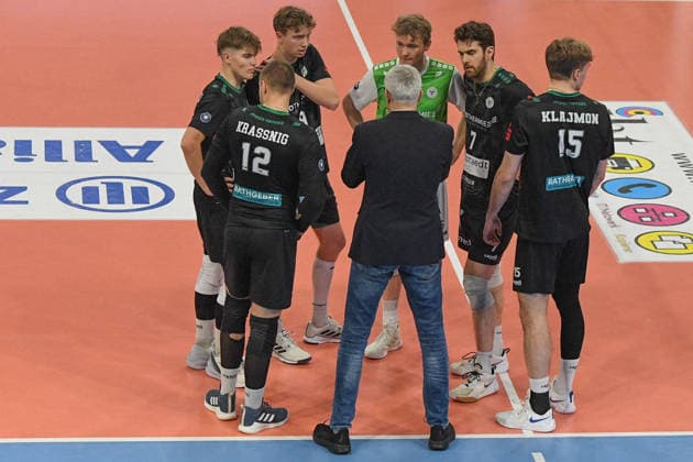 v.li.: Mircea Dudas (Cheftrainer TSV Haching) hält während dem Timeout eine Ansprache, , 27.12.2025, Düren (Deutschland), Volleyball, 1. Bundesliga Männer, SWD Powervolleys Düren - TSV Haching München
