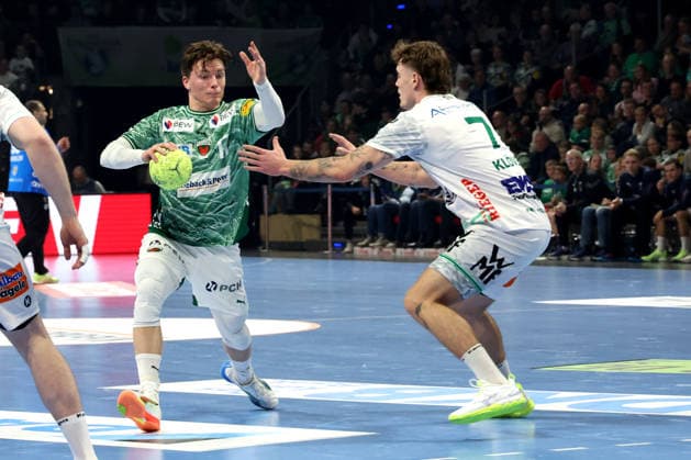 DEU, DHB, 1.HBL, Fuechse Berlin vs. Frisch Auf Goeppingen, 27.12.2025, Max-Schmeling-Halle, Berlin, DEU, DHB, 1.HBL, Fuechse Berlin vs. Frisch Auf Goeppingen, im Bild Nils Lichtlein (Fuechse Berlin 17), VICTOR KLOEVE (Frisch Auf Goeppingen 7)
