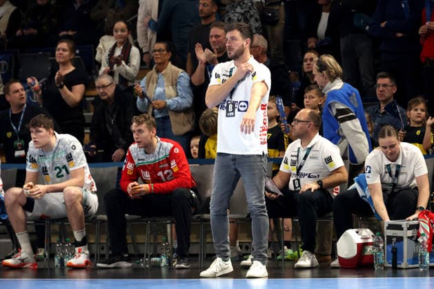 DEU, DHB, 1.HBL, Fuechse Berlin vs. Frisch Auf Goeppingen, 27.12.2025, Max-Schmeling-Halle, Berlin, DEU, DHB, 1.HBL, Fuechse Berlin vs. Frisch Auf Goeppingen, im Bild Trainer BEN MATSCHKE (Frisch Auf Goeppingen) , Goeppinger-Spielerbank