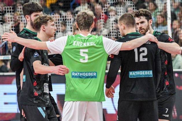 Die Spieler vom TSV Haching motivieren sich nach eine Punktverlust, Aktion, Action, Spielszene, 27.12.2025, Düren (Deutschland), Volleyball, 1. Bundesliga Männer, SWD Powervolleys Düren - TSV Haching München