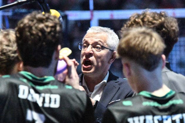 Mircea Dudas (Cheftrainer TSV Haching) hält während dem Timeout eine Ansprache, , 27.12.2025, Düren (Deutschland), Volleyball, 1. Bundesliga Männer, SWD Powervolleys Düren - TSV Haching München
