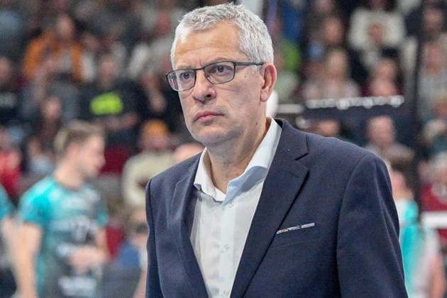 Mircea Dudas (Cheftrainer TSV Haching) nachdenklich, grübelnd, besorgt, pessimistisch, , 27.12.2025, Düren (Deutschland), Volleyball, 1. Bundesliga Männer, SWD Powervolleys Düren - TSV Haching München