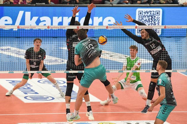 Alexej Zhbankov (TSV Haching, 4) mit missglücktem Block gegen Petteri Samuli Tyynismaa (Powervolleys Düren, 10), Aktion, Action, Spielszene, 27.12.2025, Düren (Deutschland), Volleyball, 1. Bundesliga Männer, SWD Powervolleys Düren - TSV Haching München