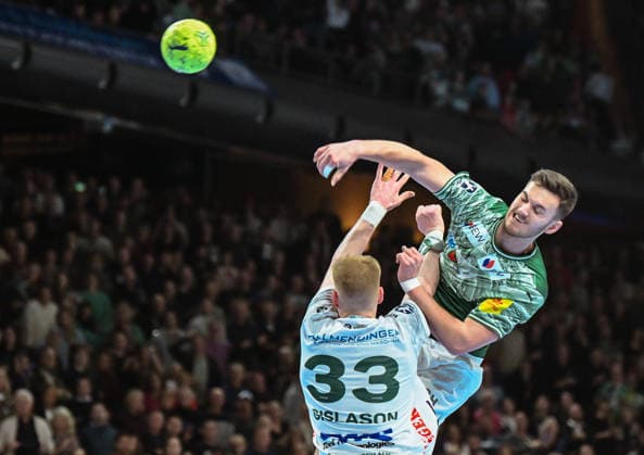 27.12.2025, xlakx, Handball Daikin HBL, Fuechse Berlin - FRISCH AUF! Göppingen v.l. Ymir Gislason (FRISCH AUF! Goeppingen), Lauro Pichiri (Fuechse Berlin) setzt zum Sprungwurf an Berlin