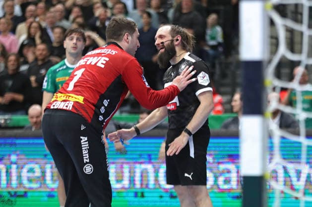 Handball DAIKIN HBL, SC DHfK Leipzig - Rhein-Neckar Löwen; 27.12.2025 Schiedsrichter Marcus Hurst im Dialog mit Torwart Domenico Ebner (1, SC DHfK Leipzig). Handball, DAIKIN HBL, 1. Bundesliga, Saison 2025 2026, 19. Spieltag: SC DHfK Leipzig vs. Rhein-Neckar Löwen am 27.12.2025 in der Quarterback Immobilien Arena Leipzig. Copyright: xBEAUTIFULxSPORTS JanxKaeferx