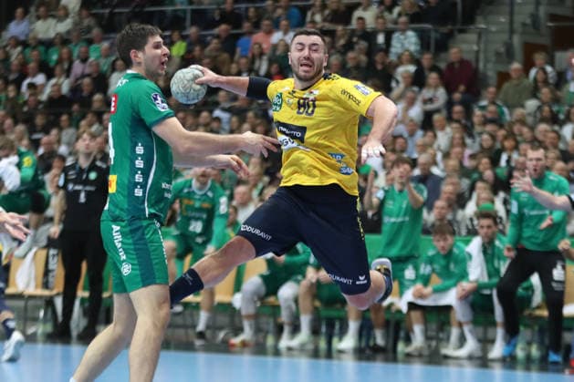 Handball DAIKIN HBL, SC DHfK Leipzig - Rhein-Neckar Löwen; 27.12.2025 Jannik Kohlbacher (80, Rhein-Neckar Löwen) entwischt Marko Mamic (14, SC DHfK Leipzig). Handball, DAIKIN HBL, 1. Bundesliga, Saison 2025 2026, 19. Spieltag: SC DHfK Leipzig vs. Rhein-Neckar Löwen am 27.12.2025 in der Quarterback Immobilien Arena Leipzig. Copyright: xBEAUTIFULxSPORTS JanxKaeferx