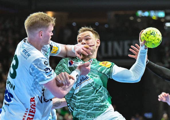 27.12.2025, xlakx, Handball Daikin HBL, Fuechse Berlin - FRISCH AUF! Göppingen v.l. Ymir Gislason (FRISCH AUF! Goeppingen), Mathias Gidsel (Fuechse Berlin) Zweikampf, Duell, Kampf, tackle Berlin