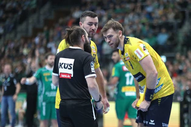 Handball DAIKIN HBL, SC DHfK Leipzig - Rhein-Neckar Löwen; 27.12.2025 Jannik Kohlbacher (80, Rhein-Neckar Löwen) und Steven Plucnar Jacobsen (9, Rhein-Neckar Löwen) bei Schiedsrichter Marcus Hurst. Handball, DAIKIN HBL, 1. Bundesliga, Saison 2025 2026, 19. Spieltag: SC DHfK Leipzig vs. Rhein-Neckar Löwen am 27.12.2025 in der Quarterback Immobilien Arena Leipzig. Copyright: xBEAUTIFULxSPORTS JanxKaeferx