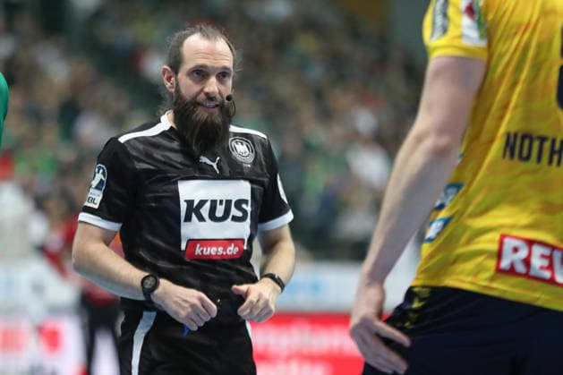 Handball DAIKIN HBL, SC DHfK Leipzig - Rhein-Neckar Löwen; 27.12.2025 Schiedsrichter Marcus Hurst. Handball, DAIKIN HBL, 1. Bundesliga, Saison 2025 2026, 19. Spieltag: SC DHfK Leipzig vs. Rhein-Neckar Löwen am 27.12.2025 in der Quarterback Immobilien Arena Leipzig. Copyright: xBEAUTIFULxSPORTS JanxKaeferx