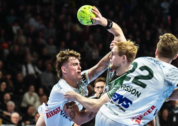 27.12.2025, xlakx, Handball Daikin HBL, Fuechse Berlin - FRISCH AUF! Göppingen v.l. Victor Kloeve (FRISCH AUF! Goeppingen), Matthes Langhoff (Fuechse Berlin), Erik Persson (FRISCH AUF! Goeppingen) Zweikampf, Duell, Kampf, tackle Berlin
