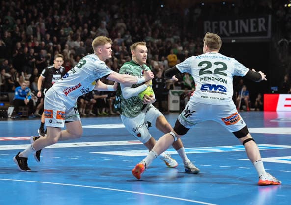 27.12.2025, xlakx, Handball Daikin HBL, Fuechse Berlin - FRISCH AUF! Göppingen v.l. Ymir Gislason (FRISCH AUF! Goeppingen), Mathias Gidsel (Fuechse Berlin), Erik Persson (FRISCH AUF! Goeppingen) Zweikampf, Duell, Kampf, tackle Berlin